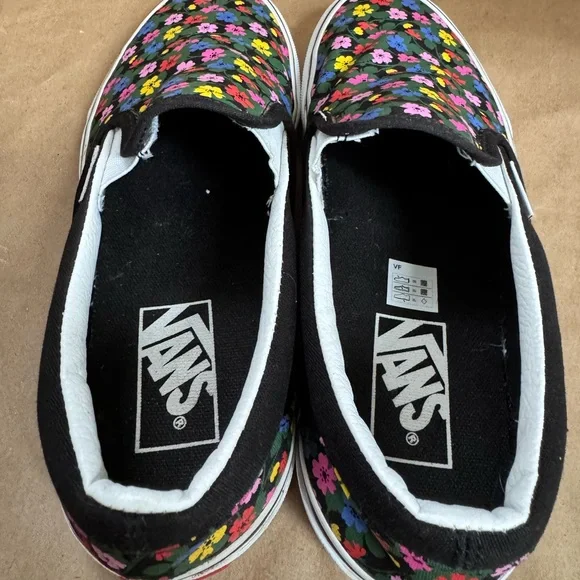 Vans Unisex Classic Slip On in Bright Floral on Black. Size M6.5/W8 - Picture 4 of 8
